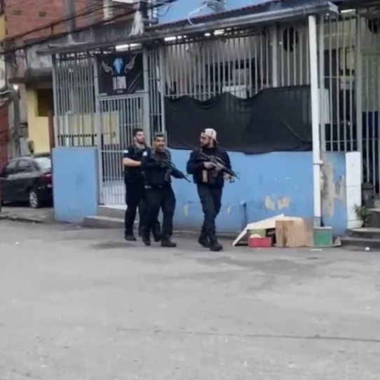Polícia Civil deflagra megaoperação e prende 23 suspeitos ligados à expansão do Comando Vermelho na Zona Oeste