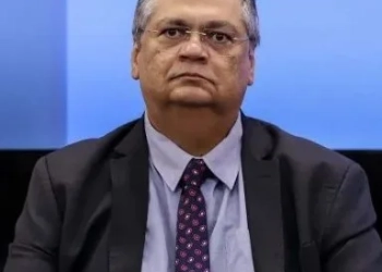 Ministro Flávio Dino processa morador do Rio por críticas em grupo de WhatsApp e pede R$ 30 mil de indenização