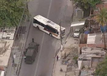GUERRA URBANA: CRIMINOSOS USAM ÔNIBUS PARA BLOQUEAR VIAS EM COMUNIDADE NO RIO