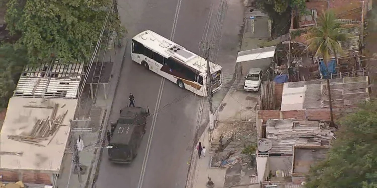 GUERRA URBANA: CRIMINOSOS USAM ÔNIBUS PARA BLOQUEAR VIAS EM COMUNIDADE NO RIO