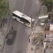 GUERRA URBANA: CRIMINOSOS USAM ÔNIBUS PARA BLOQUEAR VIAS EM COMUNIDADE NO RIO