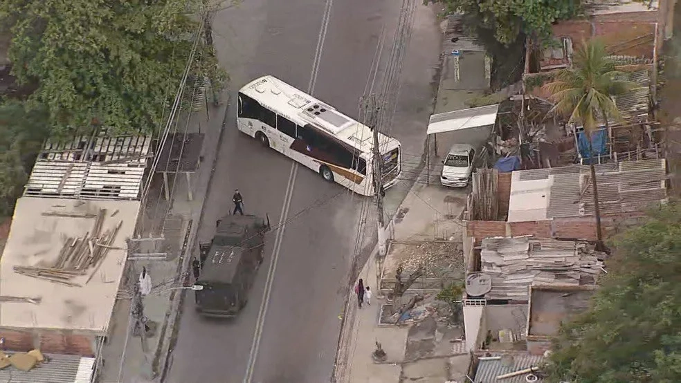GUERRA URBANA: CRIMINOSOS USAM ÔNIBUS PARA BLOQUEAR VIAS EM COMUNIDADE NO RIO