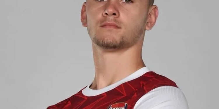 Tragédia no Futebol Inglês: Ex-jogador do Arsenal morre aos 21 anos após grave lesão em campo