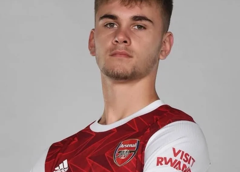 Tragédia no Futebol Inglês: Ex-jogador do Arsenal morre aos 21 anos após grave lesão em campo