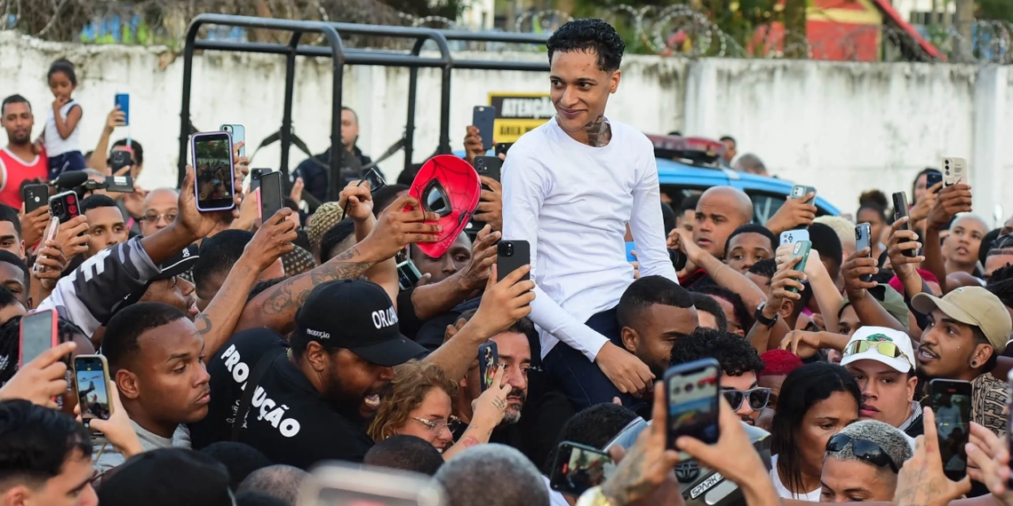 Cantor Oruam deixa prisão após dois meses e sai sob tornozeleira no Rio!