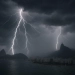 FRENTE FRIA CHEGA COM CHUVA FORTE, RAIOS, VENTOS DE ATÉ 76 KM/H E QUEDA DE TEMPERATURA NO RIO