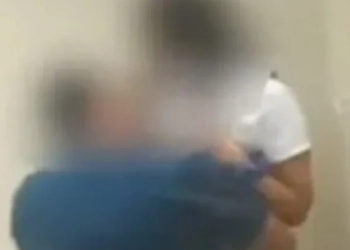 (Vídeo) Médico é afastado após ser flagrado com estagiária em ato sexual em UPA