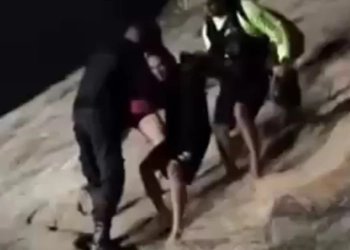 ( Video) Criminoso tenta fugir pelo mar e é preso na Praia da Zona Oeste pela Polícia Militar
