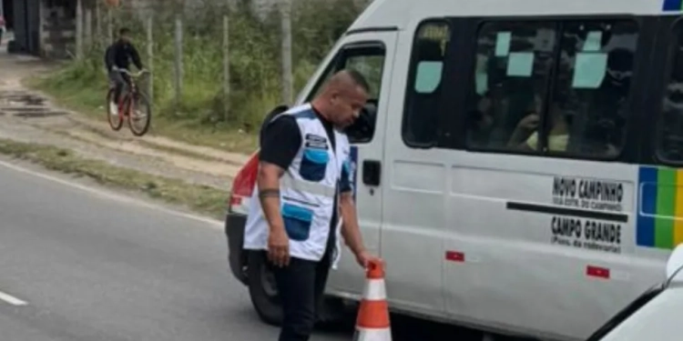 ROMPIMENTO DE TUBULAÇÃO INTERDITA ESTRADA DO CAMPINHO EM CAMPO GRANDE E GERA OPERAÇÃO ESPECIAL NO TRÂNSITO