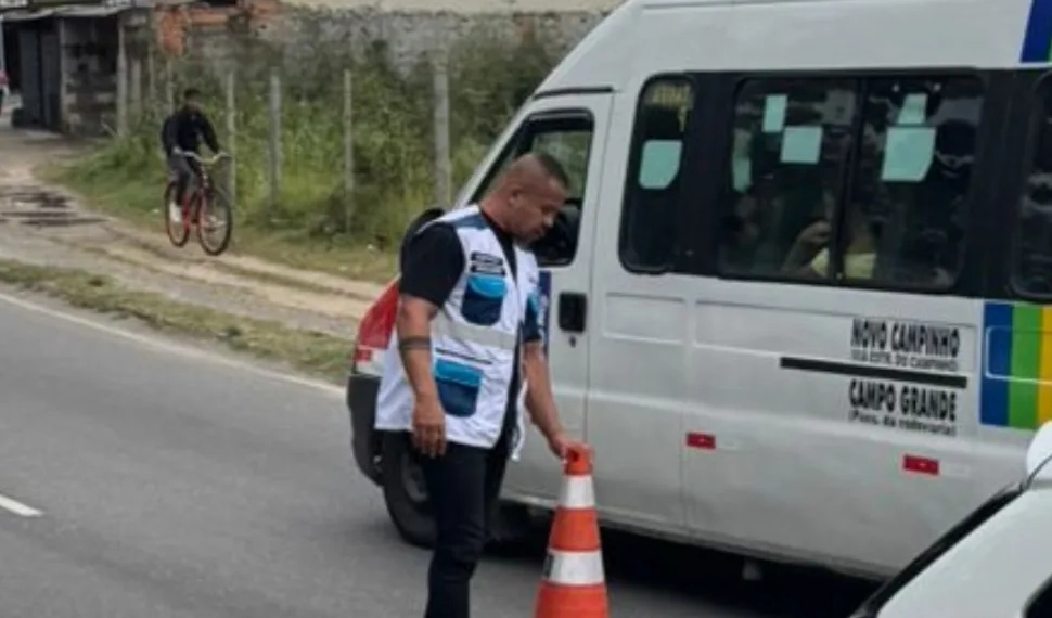 ROMPIMENTO DE TUBULAÇÃO INTERDITA ESTRADA DO CAMPINHO EM CAMPO GRANDE E GERA OPERAÇÃO ESPECIAL NO TRÂNSITO