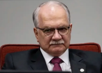 BRASÍLIA EM CHOQUE: FACHIN ASSUME O COMANDO DO STF EM UMA POSSE HISTÓRICA AO LADO DE ALEXANDRE DE MORAES!
