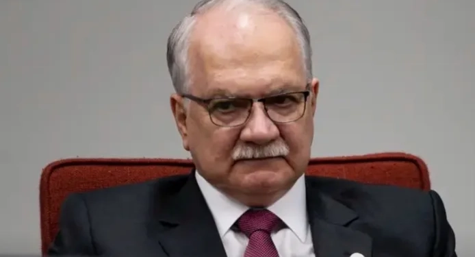 BRASÍLIA EM CHOQUE: FACHIN ASSUME O COMANDO DO STF EM UMA POSSE HISTÓRICA AO LADO DE ALEXANDRE DE MORAES!