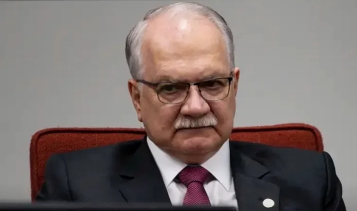 BRASÍLIA EM CHOQUE: FACHIN ASSUME O COMANDO DO STF EM UMA POSSE HISTÓRICA AO LADO DE ALEXANDRE DE MORAES!