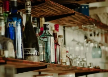 OPERAÇÃO CHOQUE ETÍLICO: POLÍCIA CIVIL DO RIO DESMONTA ESQUEMA DE BEBIDAS ADULTERADAS COM METANOL