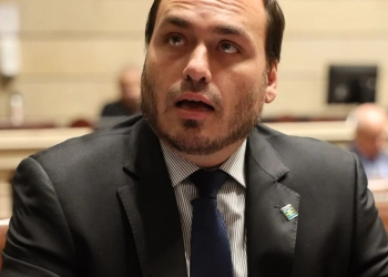 Renúncia à Vista! Carlos Bolsonaro Deve Deixar Câmara do Rio para Disputar o Senado em Santa Catarina