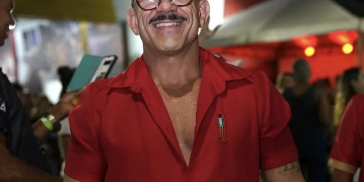 PORTELA TEM NOVO INTÉRPRETE! ZÉ PAULO SIERRA ASSUME O MICROFONE OFICIAL DA MAJESTADE DO SAMBA!