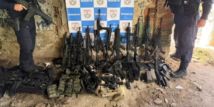 14 Milicianos São Presos com Arsenal de Guerra em Jacarepaguá