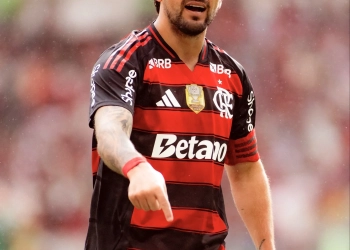 URGENTE: Arrascaeta sofre tentativa de assalto ao sair do Maracanã após vitória sobre o Palmeiras