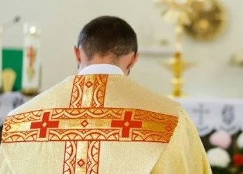 🚨 Padre invade rádio e agride locutor de 83 anos ao vivo