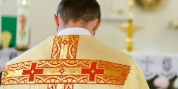 🚨 Padre invade rádio e agride locutor de 83 anos ao vivo