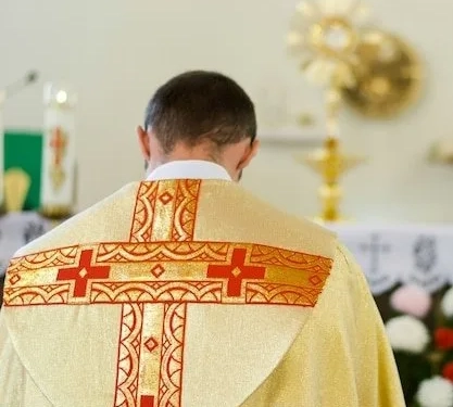 🚨 Padre invade rádio e agride locutor de 83 anos ao vivo