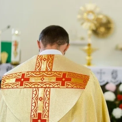 🚨 Padre invade rádio e agride locutor de 83 anos ao vivo