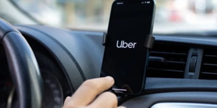 Trabalhadores de aplicativos ganham acima da média nacional, mas seguem sem proteção trabalhista