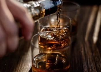 Alerta nacional: 9 mortes e mais de 100 casos suspeitos de intoxicação por metanol em bebidas adulteradas