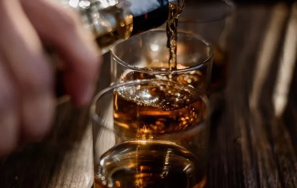 Alerta nacional: 9 mortes e mais de 100 casos suspeitos de intoxicação por metanol em bebidas adulteradas