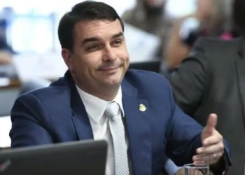 Flávio Bolsonaro causa polêmica ao sugerir ação militar dos EUA na Baía de Guanabara