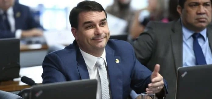 Flávio Bolsonaro causa polêmica ao sugerir ação militar dos EUA na Baía de Guanabara