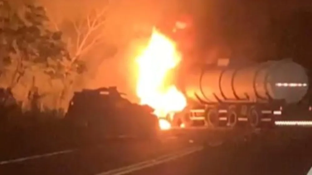 ( VÍDEO) TRAGÉDIA NA RIO! EXPLOSÃO DE CAMINHÃO-TANQUE DEIXA UM MORTO E INTERDITA ESTRADA EM MANGARATIBA