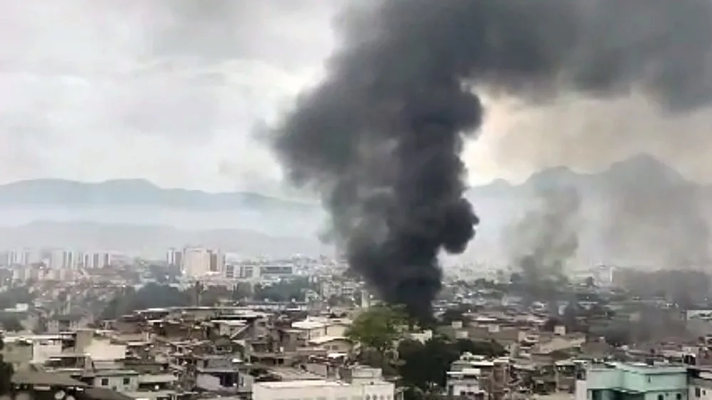 TIROTEIO INTENSO E IMAGENS FORTES — COMPLEXO DO ALEMÃO VIRA CAMPO DE GUERRA: 60 MORTOS E 81 PRESOS NA MEGAOPERAÇÃO POLICIAL