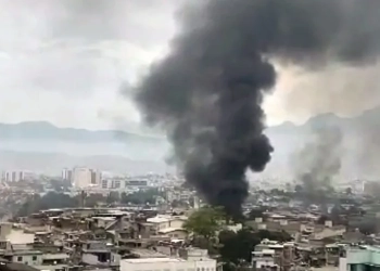 TIROTEIO INTENSO E IMAGENS FORTES — COMPLEXO DO ALEMÃO VIRA CAMPO DE GUERRA: 60 MORTOS E 81 PRESOS NA MEGAOPERAÇÃO POLICIAL