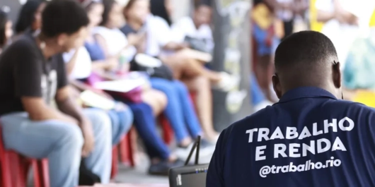 Urgente!! Prefeitura do Rio oferece mais de 2 mil vagas de emprego nesta semana — mais da metade sem exigência de experiência!