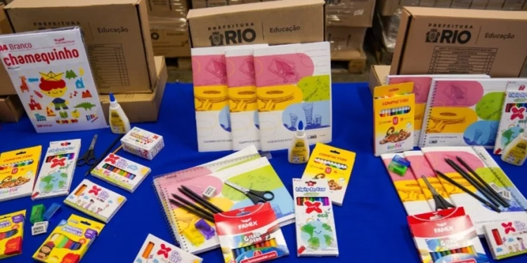 Uniformes e kits escolares para 2026 já estão prontos! Prefeitura do Rio investe mais de R$ 83 milhões para garantir material completo a todos os alunos