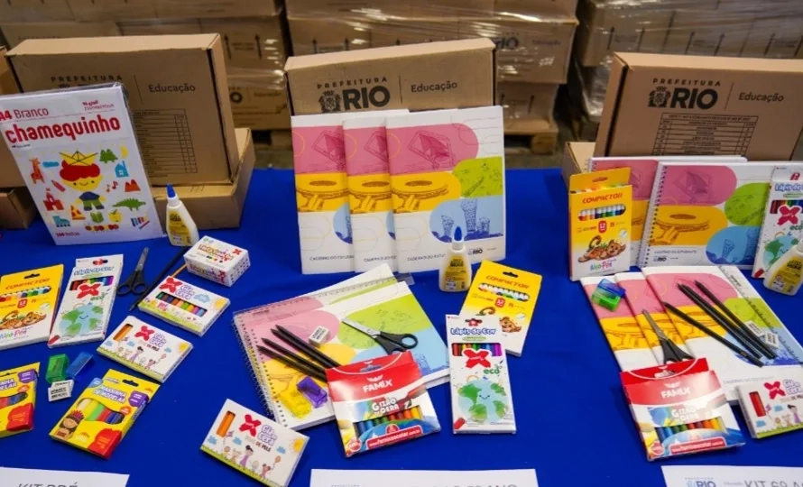 Uniformes e kits escolares para 2026 já estão prontos! Prefeitura do Rio investe mais de R$ 83 milhões para garantir material completo a todos os alunos