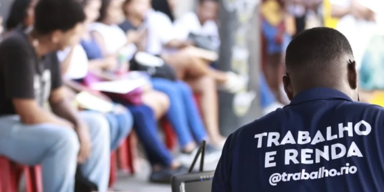 Prefeitura do Rio abre 1.200 vagas de emprego em várias regiões da cidade — oportunidades para todos os níveis!