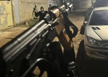 URGENTE!! ( VIDEOS) TRAFICANTES DO COMANDO VERMELHO INVADEM A COMUNIDADE DA CAROBINHA EM CAMPO GRANDE!!