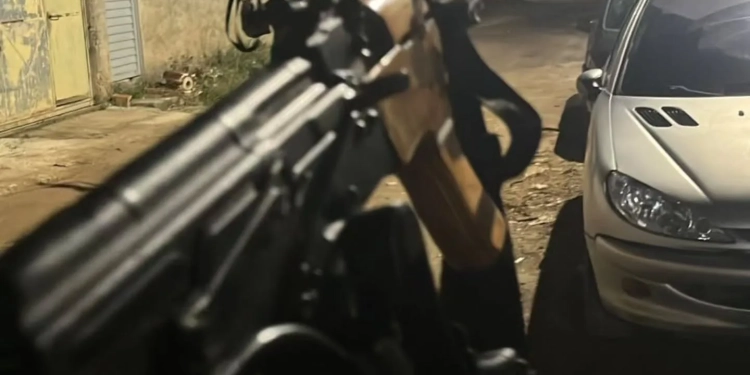 URGENTE!! ( VIDEOS) TRAFICANTES DO COMANDO VERMELHO INVADEM A COMUNIDADE DA CAROBINHA EM CAMPO GRANDE!!