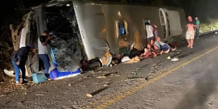 Sobe para 16 o número de mortos em grave acidente com ônibus de turismo na BR-423