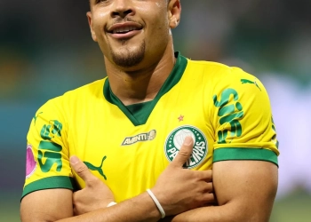 Vitor Roque é denunciado por homofobia e pode ser suspenso por até 10 jogos pelo STJD