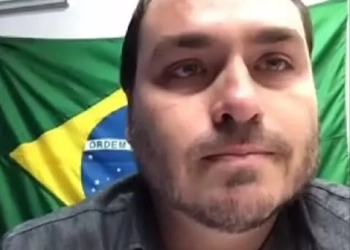 Carlos Bolsonaro deixa o Rio rumo ao Senado em Santa Catarina com apenas dois projetos aprovados