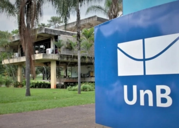 Estudante é presa em flagrante após insultar colega não-binário no banheiro feminino