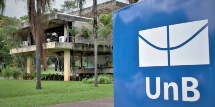 Estudante é presa em flagrante após insultar colega não-binário no banheiro feminino