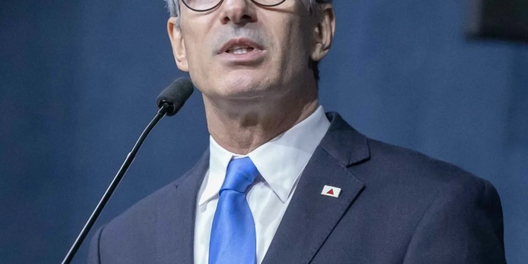 GOVERNADOR DEFENDE MANDAR CHEFES DO PCC E COMANDO VERMELHO PARA “MEGAPRISÃO ESTILO EL SALVADOR”