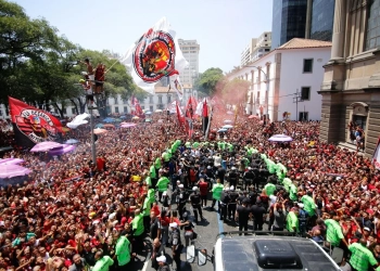 DESFILE DO FLAMENGO DEVE LEVAR 500 MIL PESSOAS AO CENTRO DO RIO NESTE DOMINGO