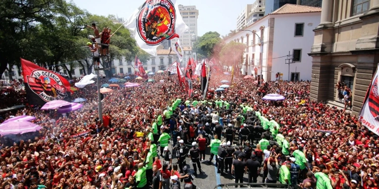 DESFILE DO FLAMENGO DEVE LEVAR 500 MIL PESSOAS AO CENTRO DO RIO NESTE DOMINGO
