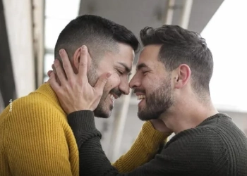 Cresce o número de homens que se relacionam com outros homens, mas se declaram heterossexuais — e isso preocupa especialistas