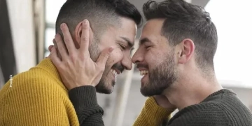 Cresce o número de homens que se relacionam com outros homens, mas se declaram heterossexuais — e isso preocupa especialistas